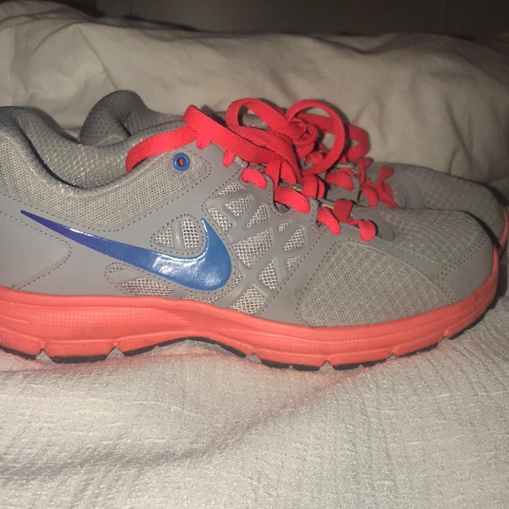 WOMAN’S NIKE SNEAKERS